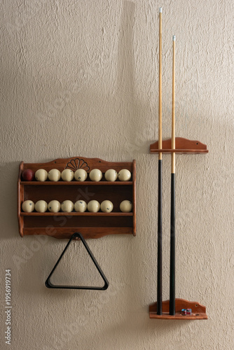 Foto A still life of classic billiard equipment