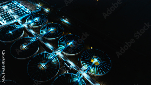 Foto Drone top view of modern water treatment facility at night focusing on circular