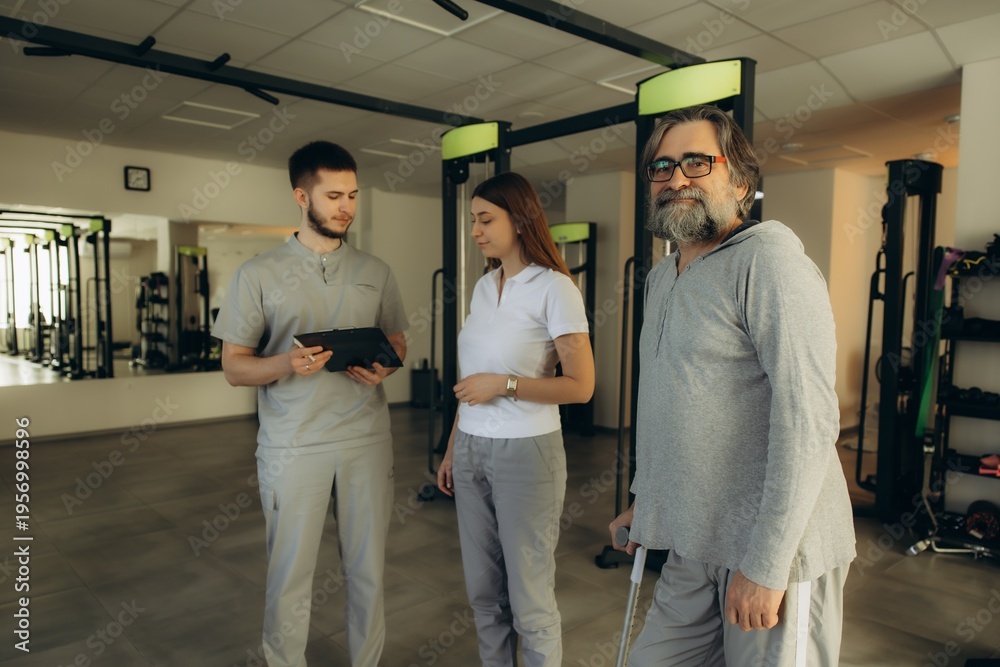 Naklejka premium Physiotherapist consulting patient and relative for recovery