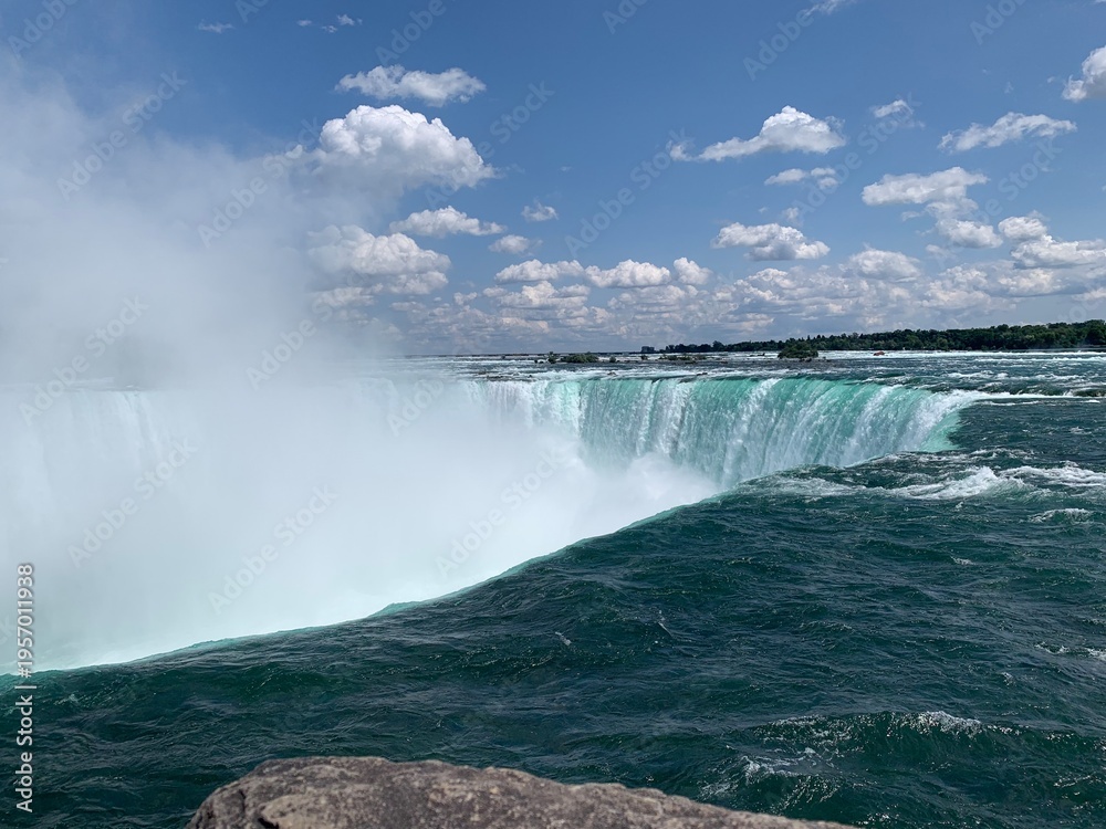 Naklejka premium Horseshoe Falls at Niagara with Turquoise Water and Blue Sky in Summer