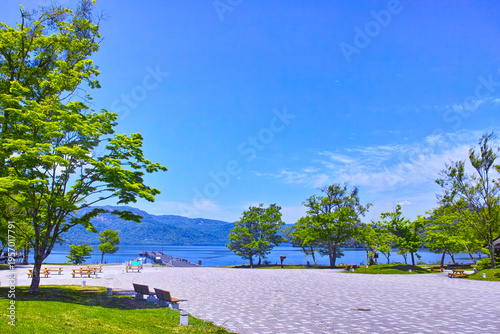 新緑の青森県十和田市にある十和田湖、休屋地区の第一号桟橋の景観
