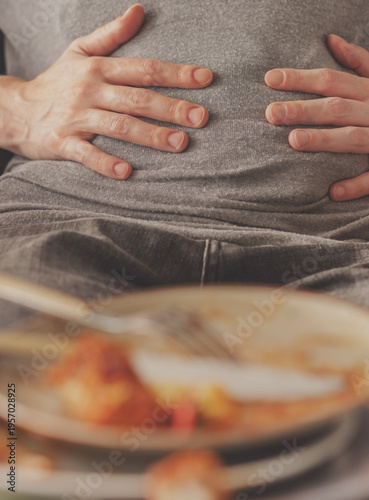 Fotografía Woman with bloating and stomach pain after eating