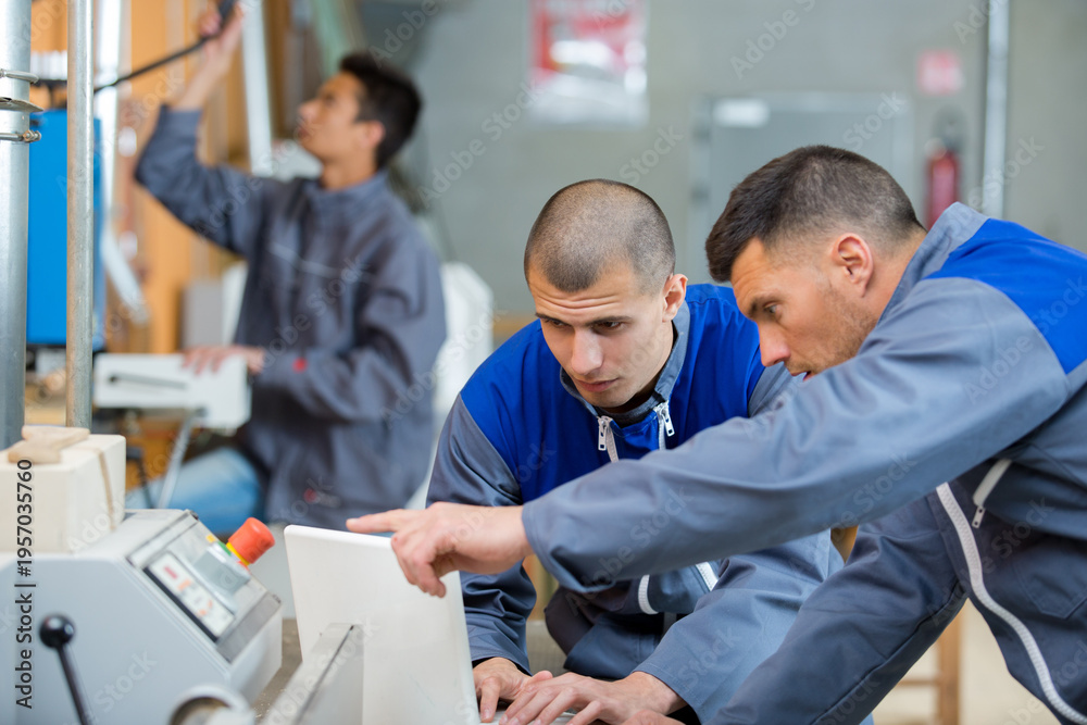 Foto two men working with machines