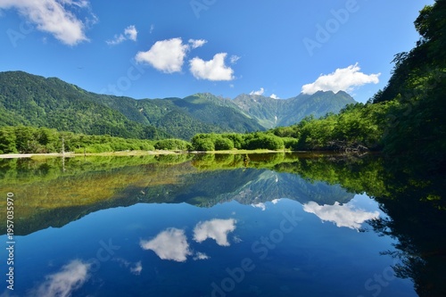 Wallpaper Mural 新緑につつまれる上高地・大正池 Torontodigital.ca