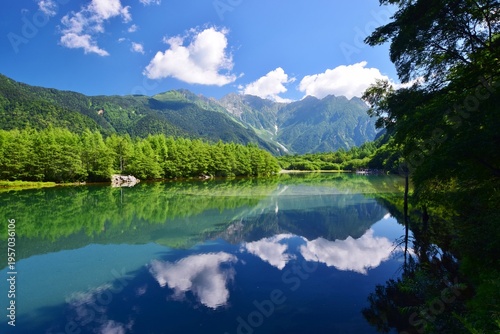 Wallpaper Mural 新緑につつまれる上高地・大正池 Torontodigital.ca