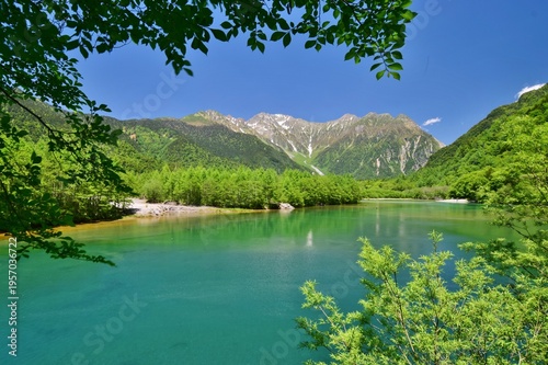 Wallpaper Mural 新緑につつまれる上高地・大正池 Torontodigital.ca