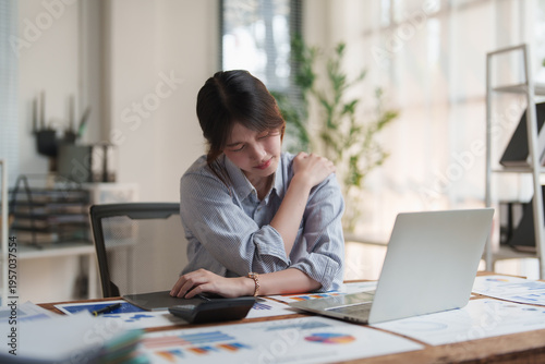 Fotografía Young woman experiencing shoulder pain while working