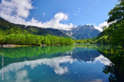 Wallpaper Mural 新緑につつまれる上高地・大正池 Torontodigital.ca