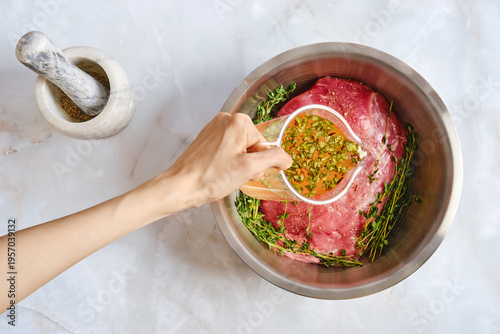 Fotografie Raw pork shoulder ready for marinating