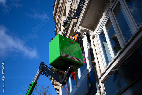 Cuadro en lienzo Ouvrier dans une nacelle télescopique qui répare un lampadaire à Paris