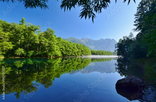 Wallpaper Mural 新緑につつまれる上高地・大正池 Torontodigital.ca