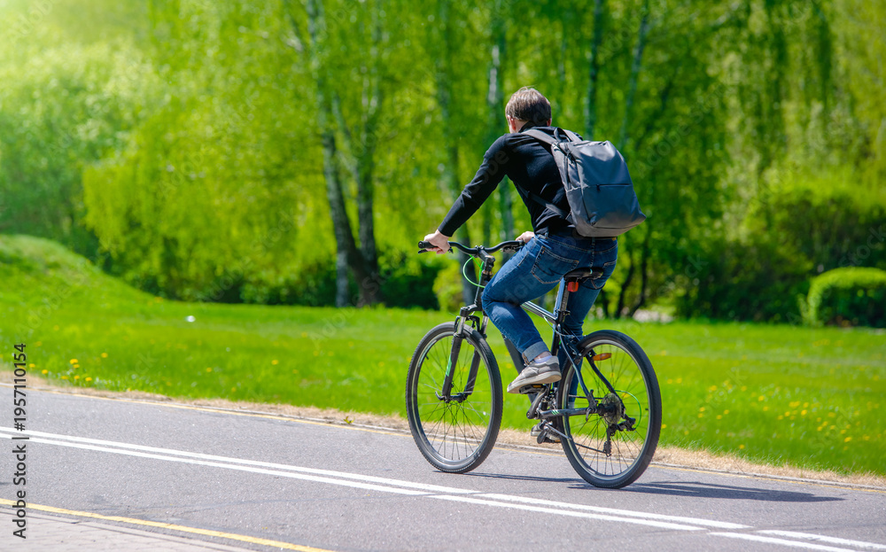 Obraz premium Cyclist ride on the bike path in the city Park 