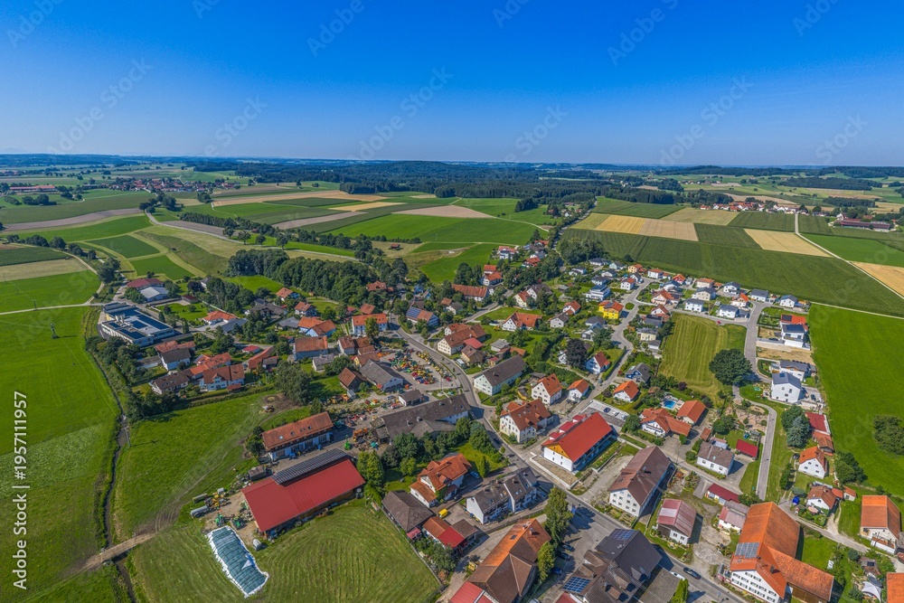 Obraz premium Ausblick ins sommerliche Unterallgäu rund um die Ortschaft Stetten in Mittelschwaben