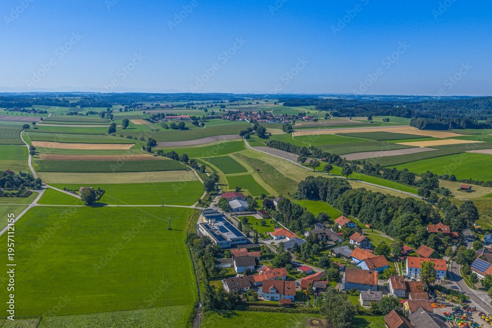 Fototapeta premium Die Gemeinde Stetten bei Mindelheim im schwäbischen Unterallgäu aus der Vogelperspektive