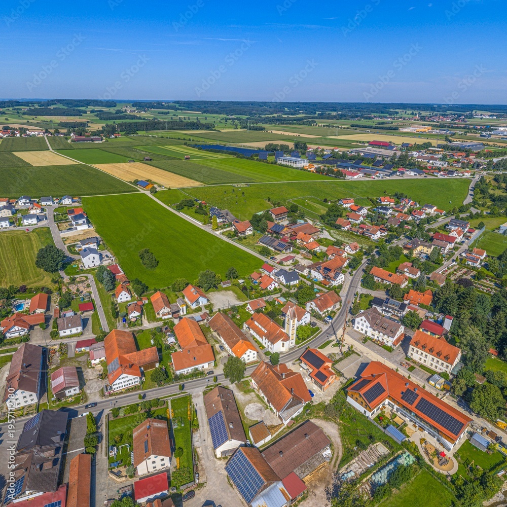 Obraz premium Ausblick ins sommerliche Unterallgäu rund um die Ortschaft Stetten in Mittelschwaben
