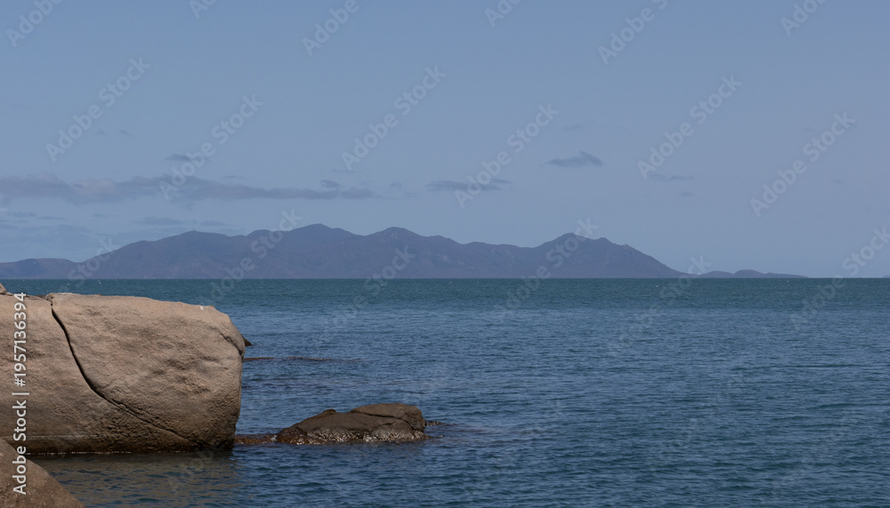 Fototapeta premium Rock formations meeting ocean coastline in Queensland Australia