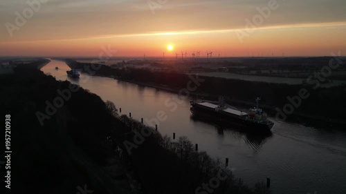 Schiffe fahren bei Sonnenaufgang im Nord-Ostsee-Kanal