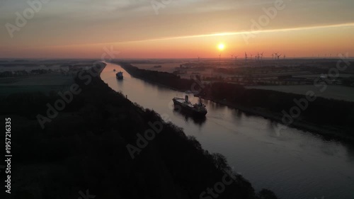 Schiffe fahren bei Sonnenaufgang im Nord-Ostsee-Kanal