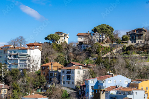 Foto Traditional houses and colorful buildings on the green hills of Kuzguncuk district in Istanbul