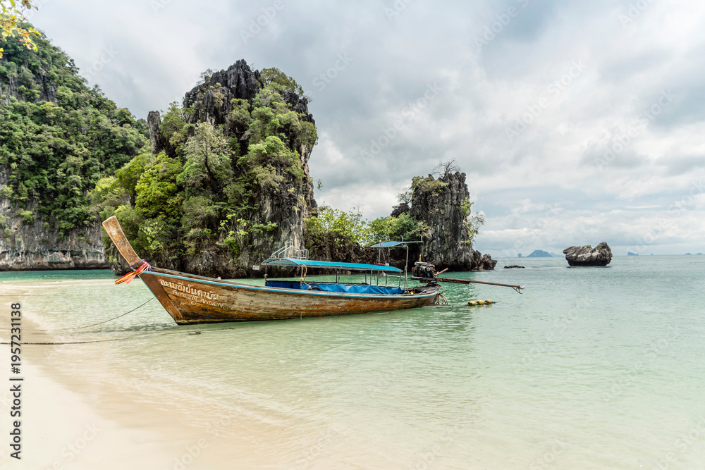 Obraz premium Longtail Boot am tropischen Strand – exotische Insel, türkisfarbenes Meer und Traumurlaub im Thailand 