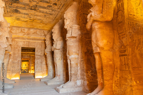 Foto Inside abu simbel temple, large statues of pharaohs define the ancient egyptian