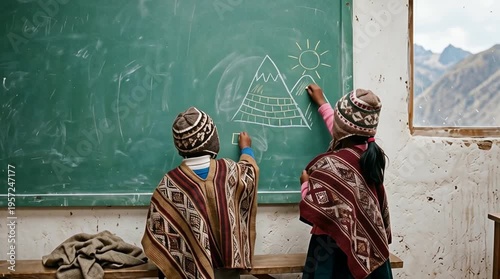 Dos niños andinos dibujando en una pizarra en un colegio rural