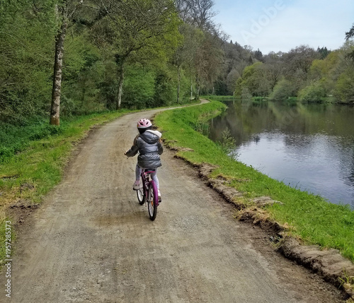 enfant à vélo sur le canal de Nantes à Brest
