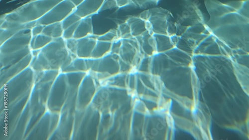 햇빛이 반사된 물 표면의 청록색 물결 패턴 영상