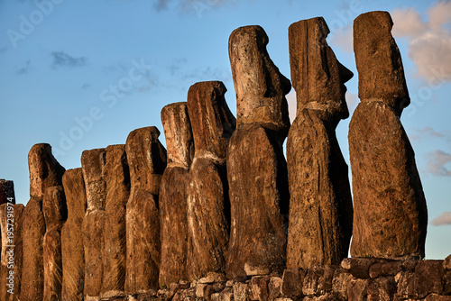 Canvastavla Reihe der monumentalen Moai-Statuen auf der Osterinsel (Rapa Nui)