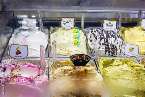 Φωτογραφία Display of colorful Italian gelato in a street food shop in Palermo, Sicily