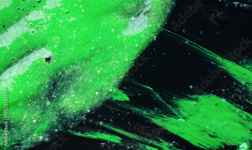 Cuadro en lienzo Vibrant Neon Green Paint Strokes on Black Background for Modern Graphic Design