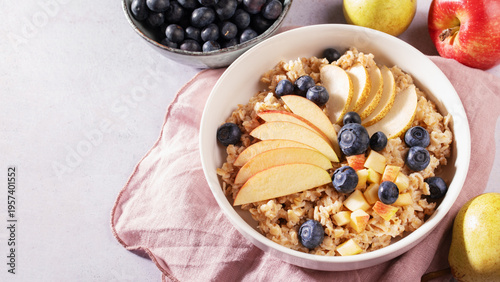 Fotografía Bowl of oatmeal with apple, pear and blueberries, diabetes friendly and blood pr