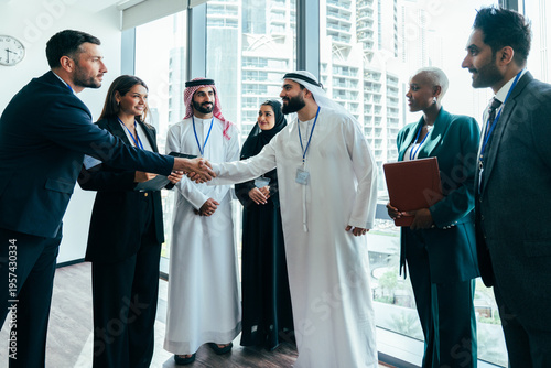 Foto Diverse business team shaking hands during corporate meeting in dubai