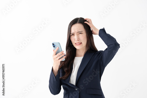 ビジネス　困る女性　スマホ