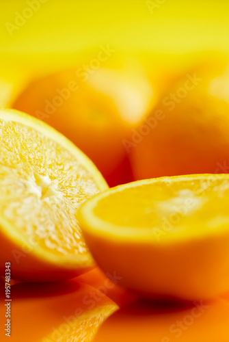 Orangen aufgeschnitten auf orangefarbenem Hintergrund