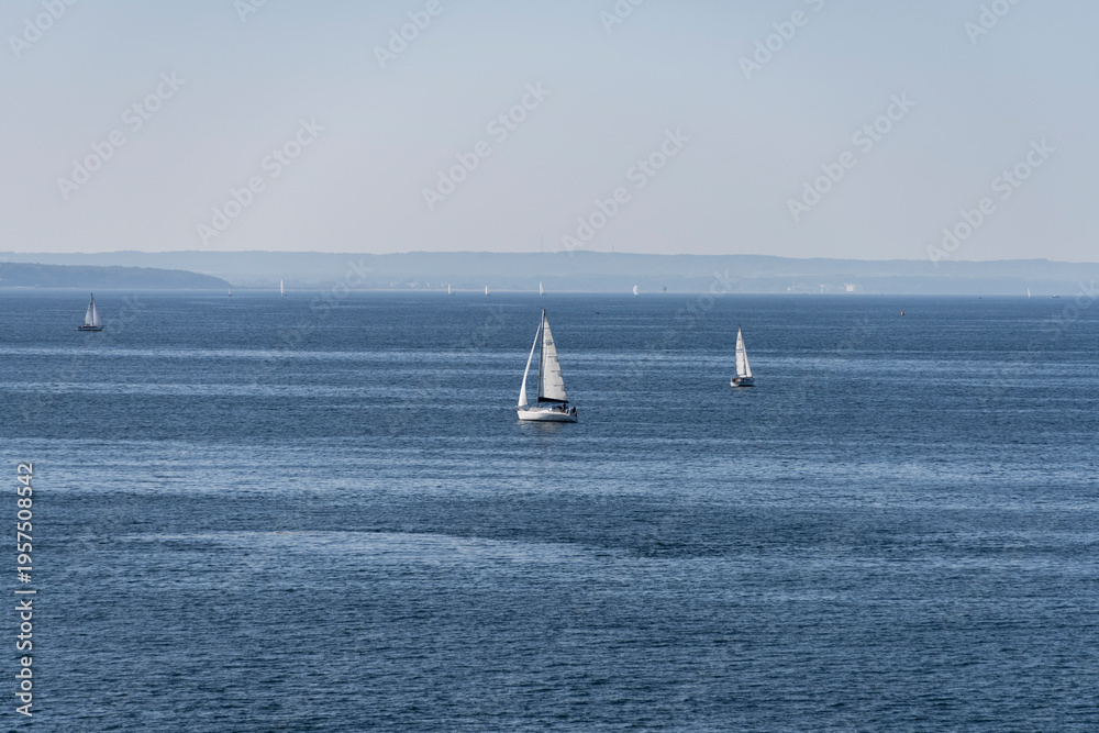 Fototapeta premium Segelboote auf blauem Meer 