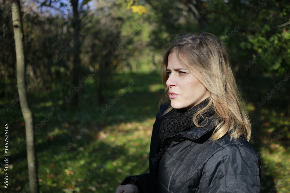 Obraz premium A young woman walks through the autumn park.