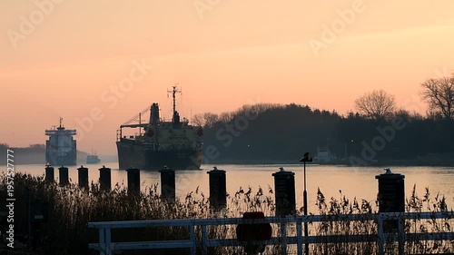 Frachter fahren bei Sonnenaufgang im Nord-Ostsee-Kanal