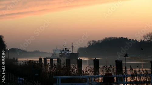 Frachter fahren bei Sonnenaufgang im Nord-Ostsee-Kanal
