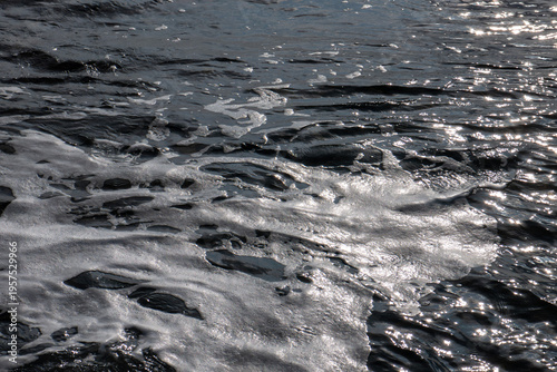 écume de vague et jeux de lumière