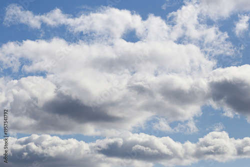 Foto Blue sky with white clouds