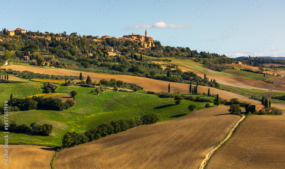 Obraz premium Pienza townscape over rolling Tuscan hills and cultivated fields, Italy.