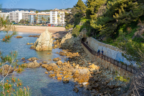 Fotografia Fenals beach and lloret de mar seen from a coastal camin de ronda, people stroll