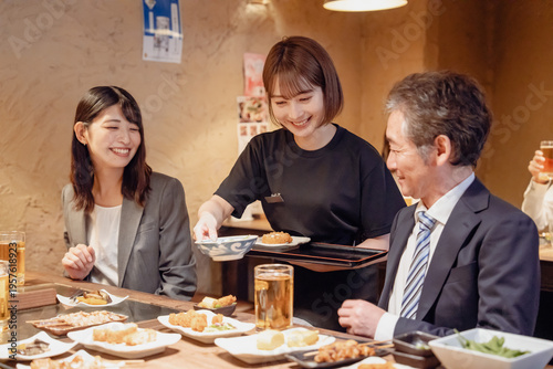 Canvastavla 居酒屋で料理を提供する女性スタッフ