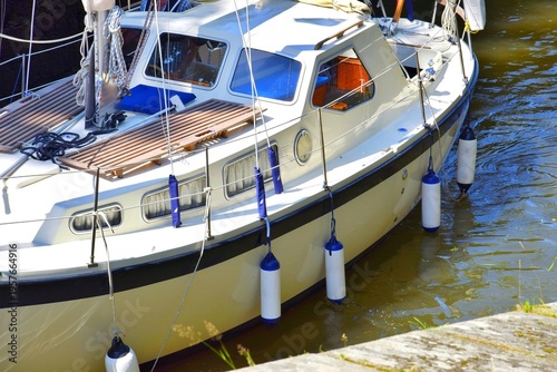 Fotografie A classic Danish yacht navigates the rapids and drawbridge of the Göta Canal