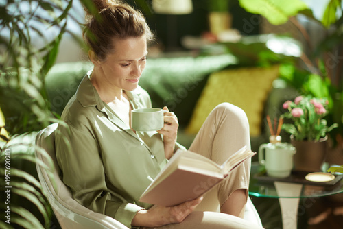 Foto A woman enjoys a slow living moment, holding a warm mug and her favorite book while sitting in a sunlit, plant-filled room designed for rest and mental wellness