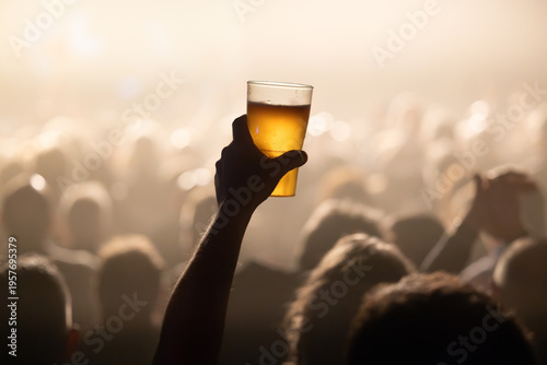 Foto Verre de bière réutilisable rempli, main levée, intérieur