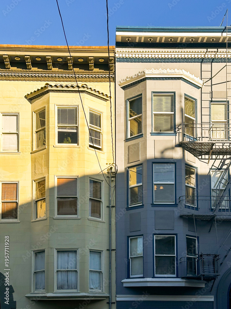 Obraz premium facades of Victorian buildings in the mission of San Francisco on a sunny December day