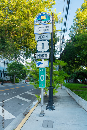 Fotografía Mile 0 marker sign marking the beginning of Highway 1 in tropical Key West Flori