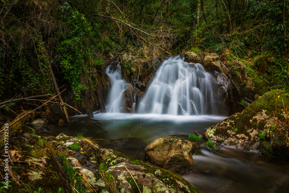 Obraz premium Hiking Trail with Waterfalls between Pedra Ferida and Louçainha, Portugal